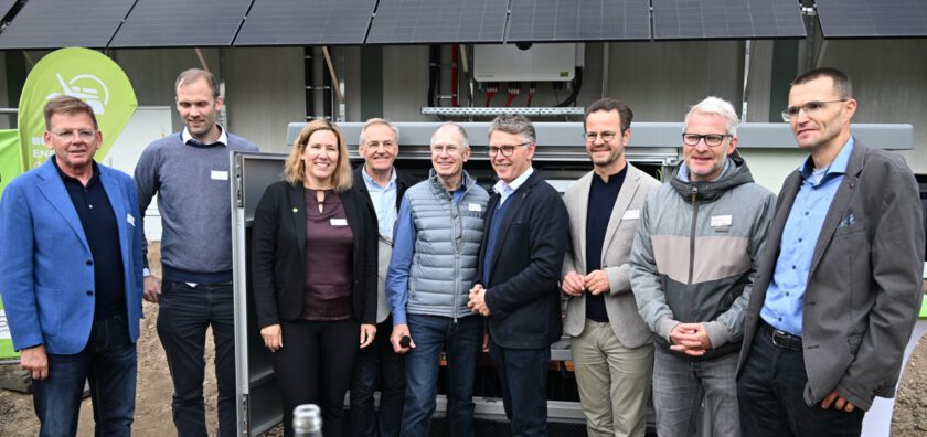 Die Gäste von links nach rechts sind: Rolf Anti, Geschäftsführer v. J. Schneider Elektrotechnik GmbH Johannes Wilhelmi, Bürger Energie Offenburg, Mitglied des Vorstands Maren Seifert, Bürger Energie Offenburg, Mitglied, Kandidatin von B90/Grüne für den Landtag Harry Appenzeller, Bürger Energie Offenburg, Mitglied des Vorstands Markus Schrimpf, Bürger Energie Offenburg, Mitglied des Vorstands Bernd Mettenleiter, Mitglied im Ausschuss für Umwelt, Klima & Energiewirtschaft des BW Landtags, MdL Marco Steffens, OB Offenburg Stefan Falk, Bürger Energie Offenburg, Mitglied, "Vater" des Klimastammtischs Tobias Geiger, Geschäftsführung v. Hydro Extrusions Offenburg